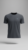 Camiseta urbana preta com logo sutil
